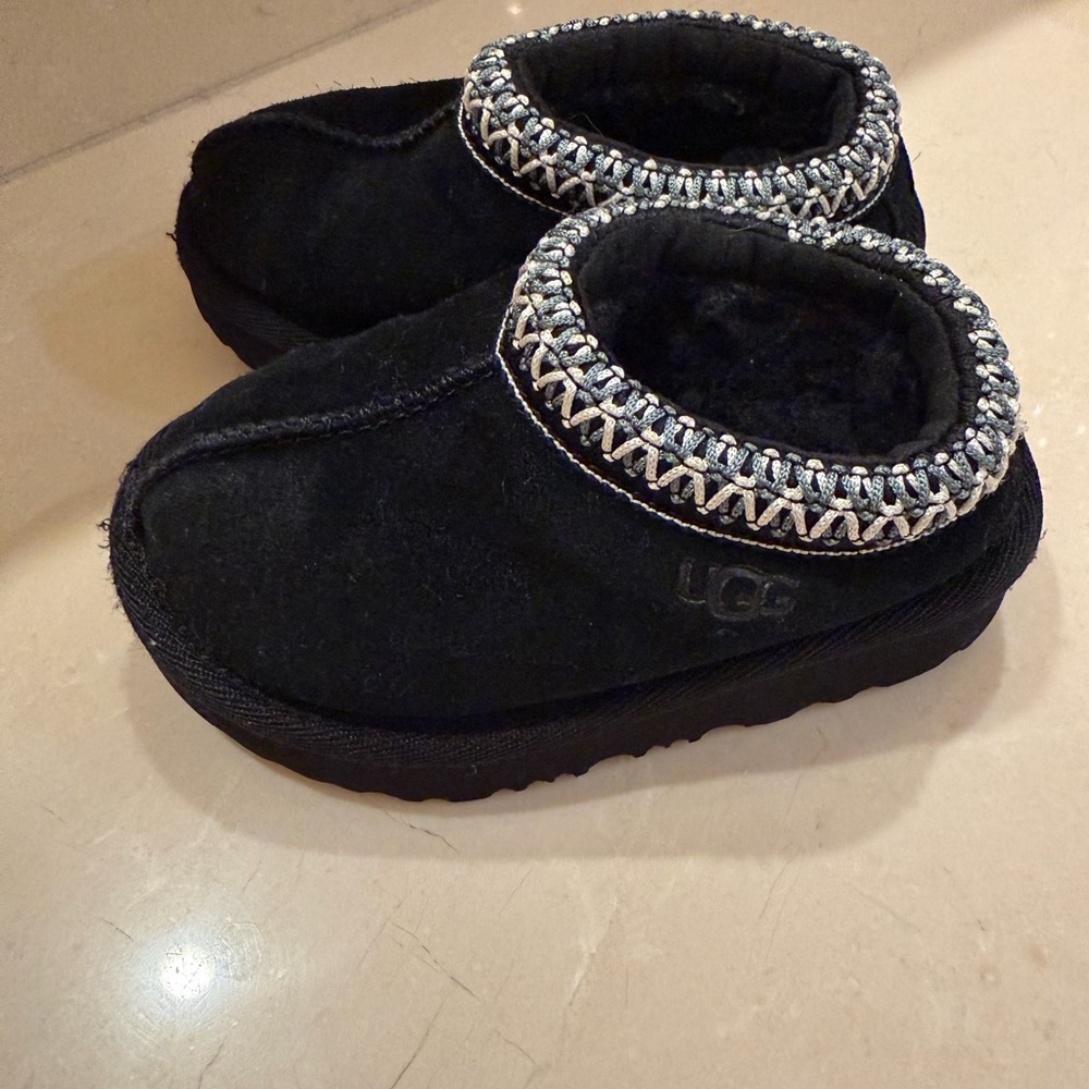UGG Kids Black Tasman II Slippers with Patterned Trim